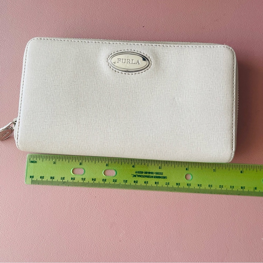 FURLA long wallet pure leather / off white / beige / zip around GUC - Picture 10 of 12